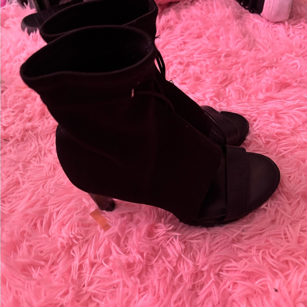 Dkny Black Heeled Boots Sleek Minimalist Design